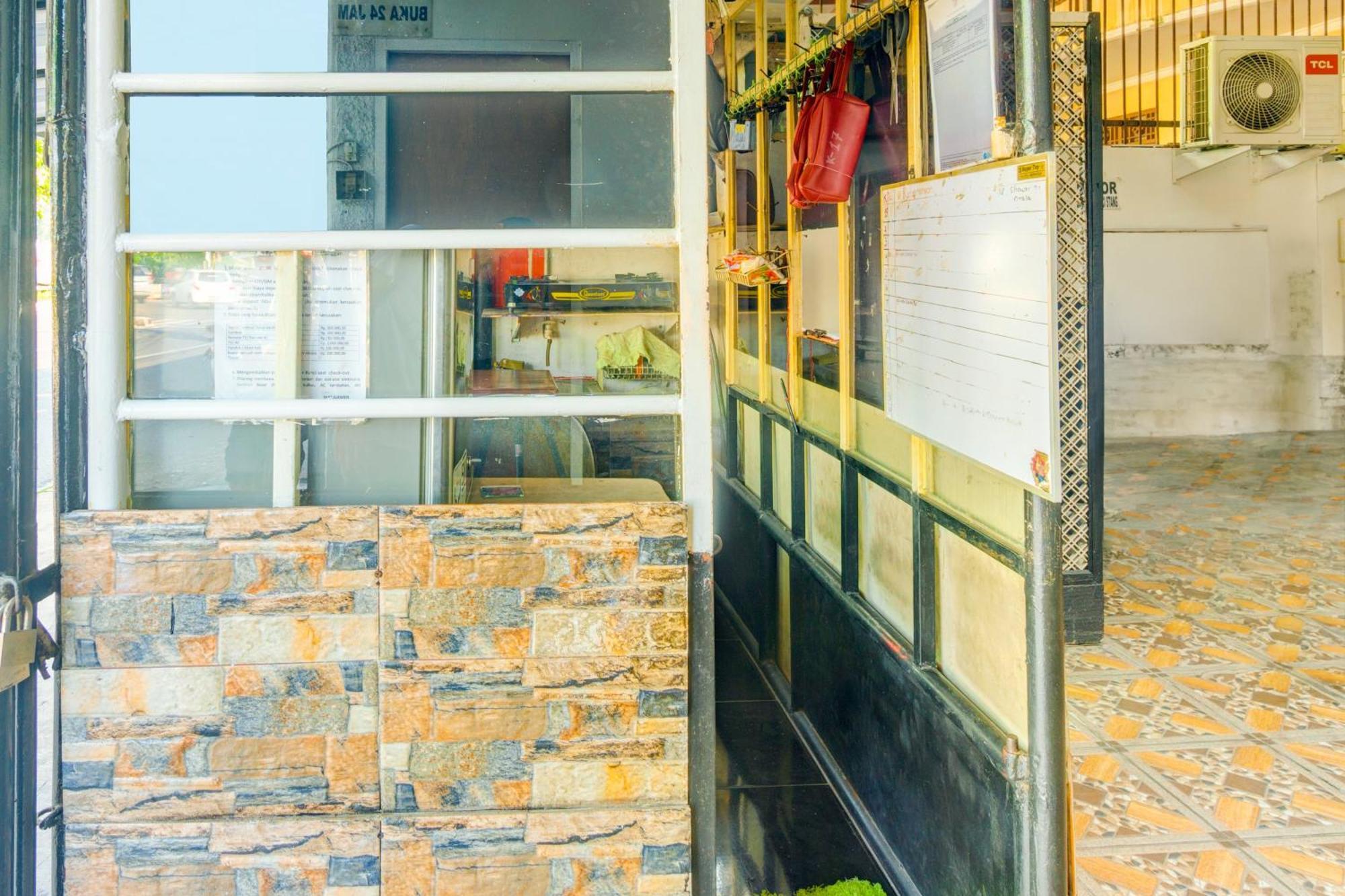 Oyo 93132 Modom Homestay Near Rs Islam Jakarta Pondok Kopi Eksteriør bilde